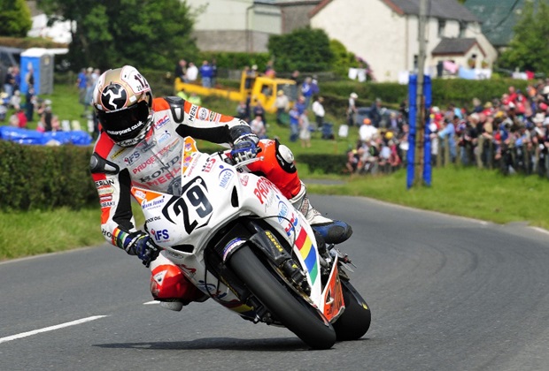 Isle of Man TT winner Gary Johnson in action at Dundrod (Mick Lawrence/Full Throttle Imaging)